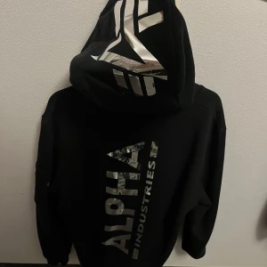 Alpha industries hoodie - Säljer min alpha industries hoodie då den aldrig kommer till användning. Jag har inte använt den så många gånger så den är i gott skick:)