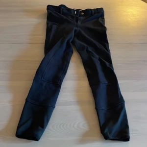 Svarta ridbyxor - Svarta ridbyxor! Från CRW!!! Fina! Köp nu