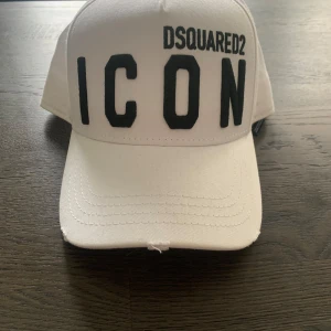 Dsquared2 keps - -Denna Dsquared2 kepsen är aldrig använd sen jag köpte den. Skick 10/10. -Nypris ca 1500kr, mitt 599kr. 
