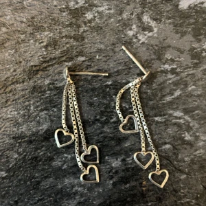 Fina äkta silver hjärt örhängen - Super gulliga örhängen. Örhängen kommer utan backdelen tyvärr 💗