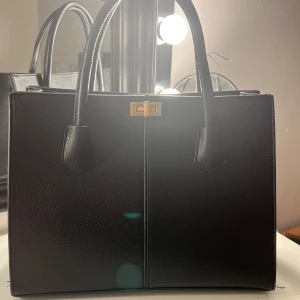 Stor handväska  - Stor din handväska, får plats med dator och massa böcker. Perfekt för skola och jobb. Super smidig, fin och bra🤍