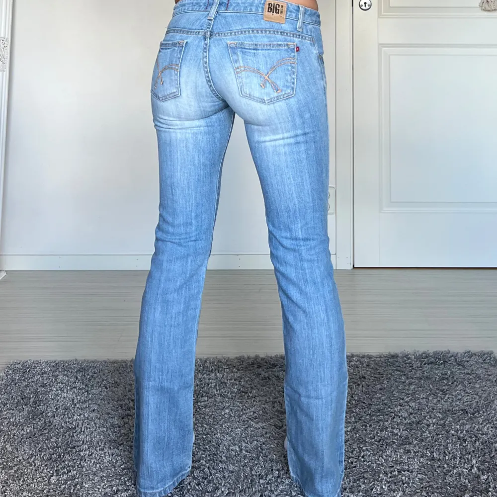 Midjemått: 35cm rakt över, innerbenslängd: 80cm 💕. Jeans & Byxor.