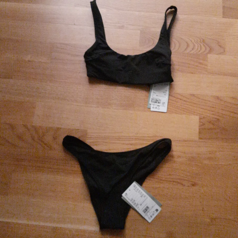 En bikini från hm för 200 kr  Vanliga priser kostade 250 kr  Ej Använd  Säljer dem för att jag köpte i fel storlek. Sportswear.