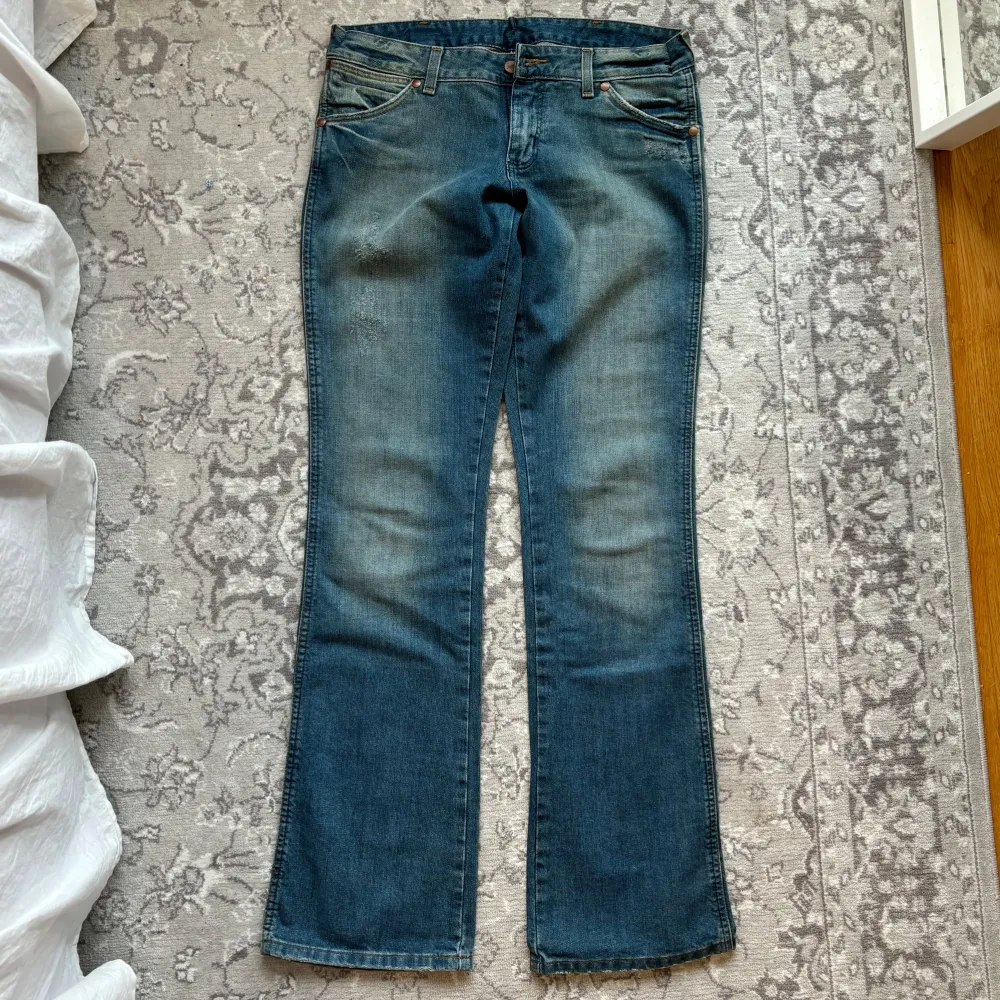 Ett par jeans i modellen megan från wrangler som är lågmidjade och bootcut / flare i unik färg💕storlek w29 L34 och jag på bild är 172cm för referens!. Jeans & Byxor.