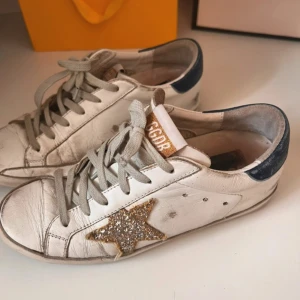 Golden goose - Ett par superfina golden goose skor. Den är använd ganska många gånger och har tecken på användning men ger charm. Sulorna på skorna är lite slitna men det syns inte när man har på sig skorna och det går att laga om man vill 💓