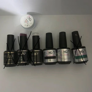 Gel nagellack  - Svart vit: 70kr styck blå: 20kr använda en gång 