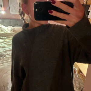 Grå tröja från Samsøe Samsøe - Mysig grå tröja från Samsøe Samsøe med hög krage. Perfekt för kyliga dagar!  Den har en liten defekt, ett litet hål, men det är ingenting som syns! Jätteskön helt i kashmir:) pris går att diskutera!