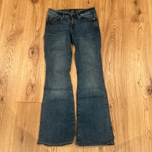 Blå bootcut jeans från Vero Moda - Snygga blå bootcut jeans från Vero Moda med klassisk femficksdesign och dragkedja. Säljer eftersom dom nu är för små 🙌🏻