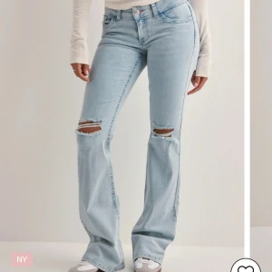 Trendiga jeans! - Helt nya jeans från Nelly som är lågmidjade och hål på knäna. Har enbart testat men inte använt😇säljer för endast 650 kr då jag engentligen inte har någon anledning till att sälja dom!🥰