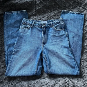 Jeans - Snygga blå jeans från Bershka i modellen 'The Straight'. De har en rak passform och hög midja med klassisk femficksdesign😄