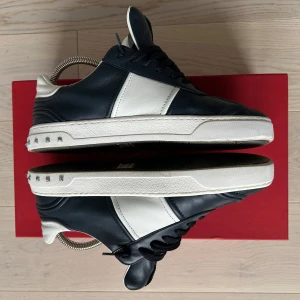 Valentino flycrews - Säljer ett par sjuka mörk blåa flycrews endast 1 ägare, skorna är i bra sick utan några defekter och alla nitar sitter kvar dock bara skorna med kommer men vid en liten extra summa så kan man få valentino låda med samt skorna är storlek 40 men jag själv har 42 inga problem ! Pm vid frågor💪