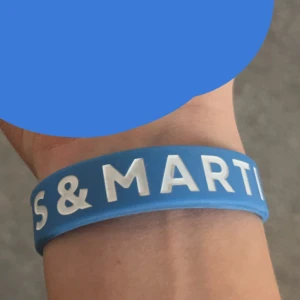 Marcus och Martinus armband - Kontakta mig med ett rimligt pris!💞 säljer detta fina armbandet från ett par år tillbaka och bara använt under den konsären jag var på🩵
