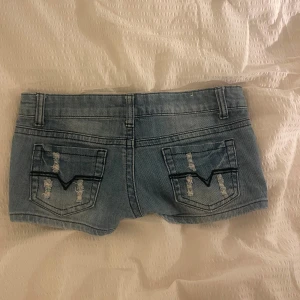 Low waist hollister shorts  - Snygga blå jeansshorts med slitna detaljer och femficksdesign. Dom är köpta på Sellpy men har inga täcken på användning. Finns ej att köpa i butik. Passa på att köpa nu så du har inan allt är slutsålt till sommaren😊