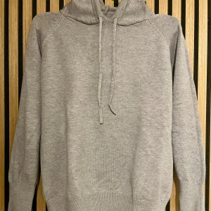 Merinoull hoodie - Tjena, säljer en fet grå merino ull hoodie. Hoodien är aldrig använd då den var för liten för mig. Tröjan är storlek xs