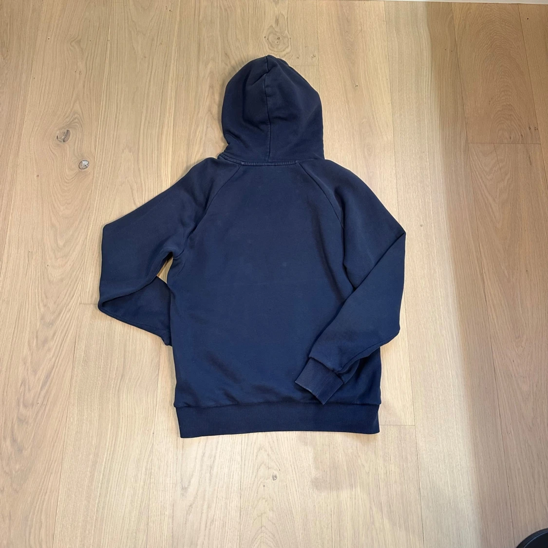 Mörkblå hoodie från Peak Performance - 90