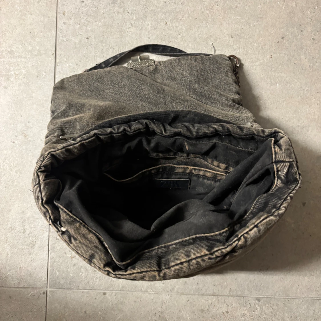 Grå quiltad axelväska med kedja - 92