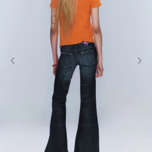 Svarta bootcut jeans - Snygga svarta bootcut jeans med en klassisk femficksdesign. De har en lätt tvättad look och är perfekta för en avslappnad stil. Passar bra till både sneakers och klackar. byxorna är aldrig använda helt nya är i storlek S-XS tryck inte på KÖPPP!! skriv om fler bilder💗💕