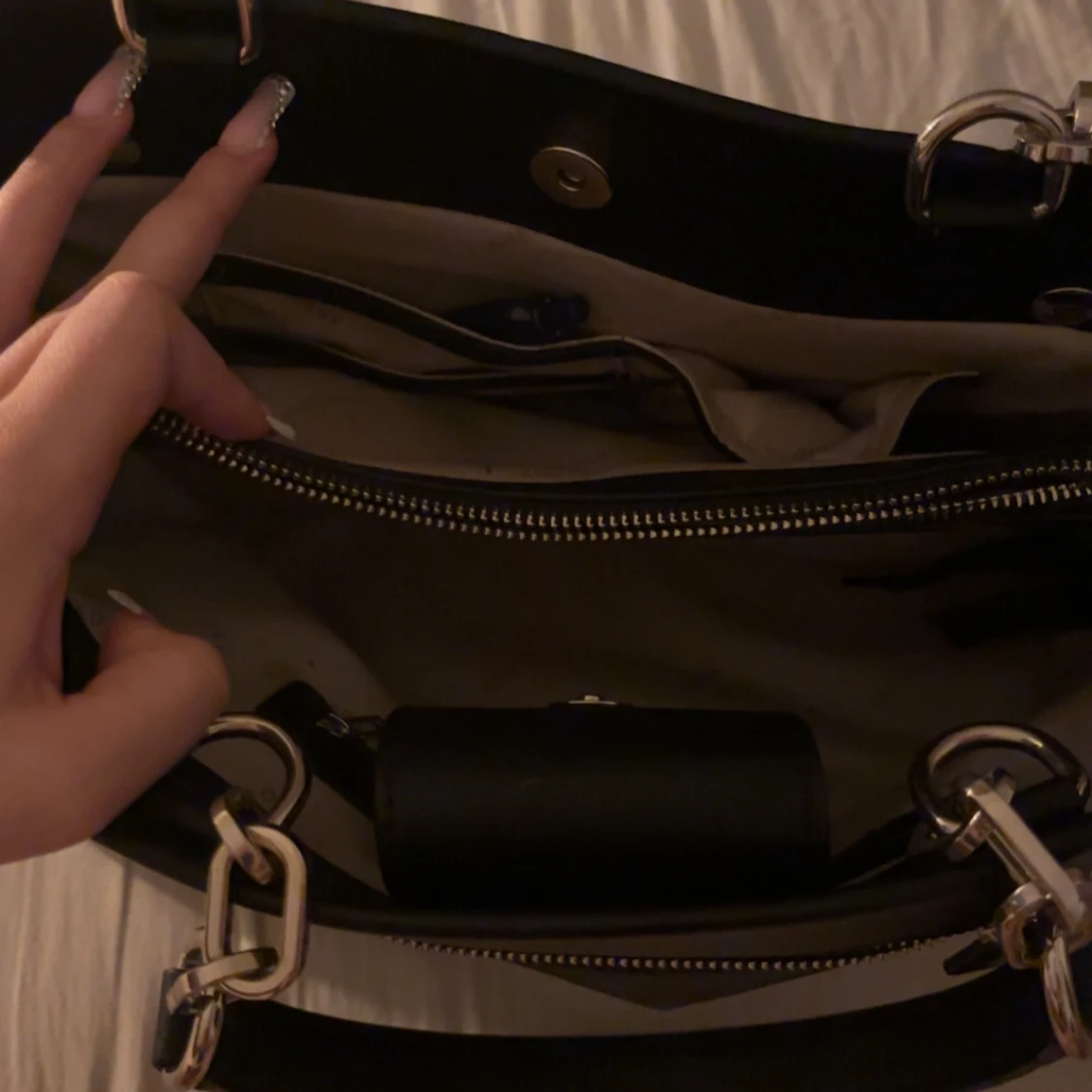 Svart handväska från Guess - 91