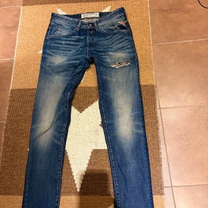 Replay jeans - Replay, modell Zonman. Använda i 1 månad. Fabrik slitningar på framsidan. W 31.