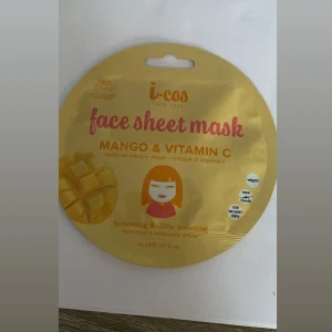Face Sheet Mask Mango & Vitamin C - En ansiktsmask från i-cos med mango och vitamin C som ger en förnyande och lystergivande effekt. Masken är vegansk och cruelty-free, perfekt för en uppfriskande ansiktsbehandling.