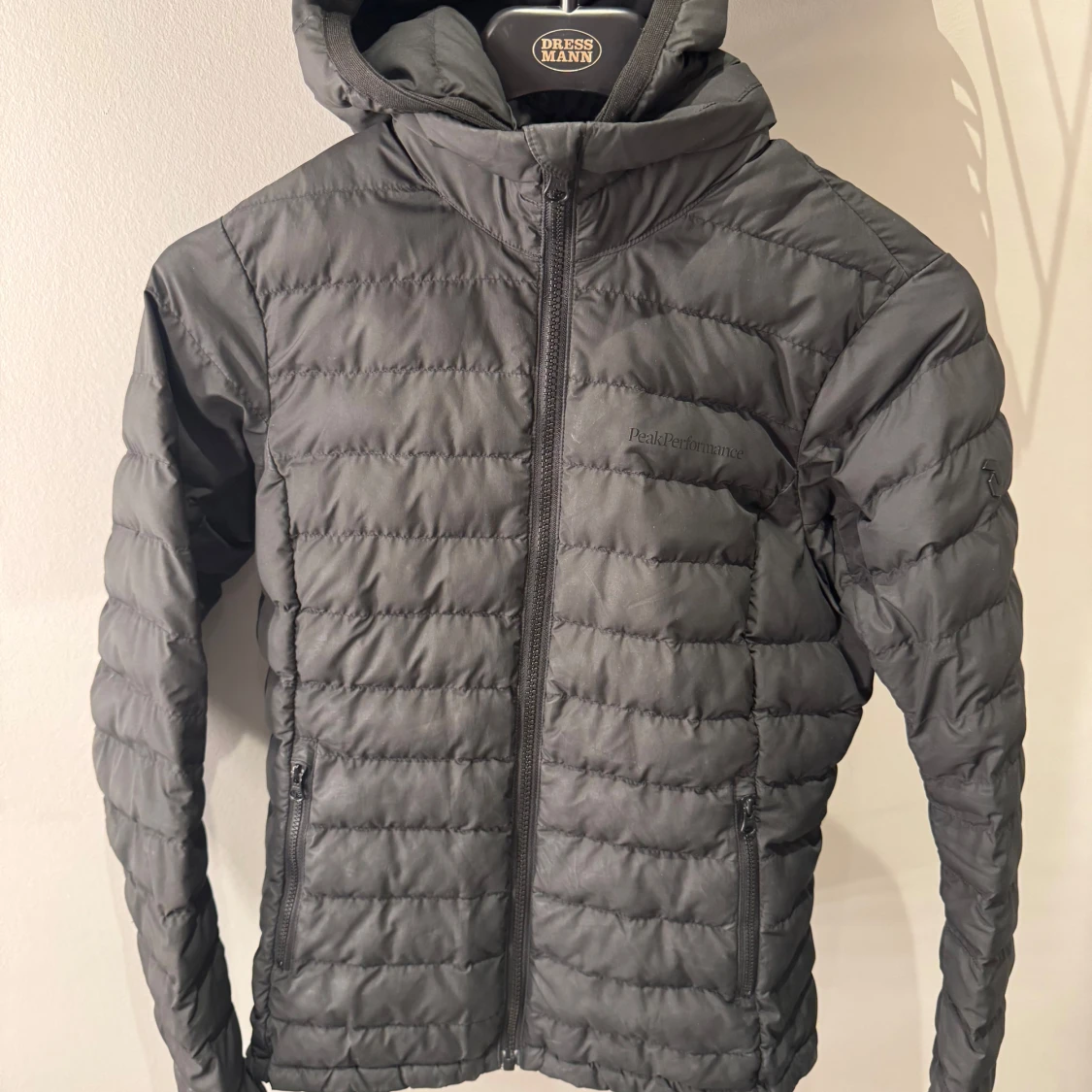 Svart pufferjacka från Peak Performance - 90