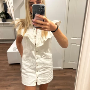 Zara klänning - Snyggaste klänningen!! De är den som Filippa montan har🩷🩷 Storlek M men passar även S