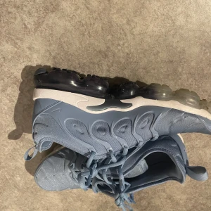 Nike airmax plus - Ett par snygga sommarskor som knappt är använda! Köpta på jd sports för 2500kr nya. Billigare vid snabb affär