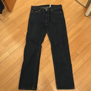 Mörkblå jeans från Weekday - Säljer ett par mörkblå jeans från Weekday i modellen Klean Regular Straight. Storlek 29/34. Säljer byxorna då dem har blivit försmå för mig. Va inte rädd för att ställa frågor.