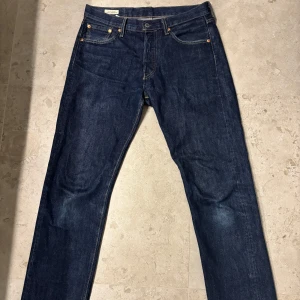 Levi's 501 jeans - Klassiska Levi's 501 jeans i mörkblå denim. De har en rak passform med knappgylf och fem fickor. Perfekta för en tidlös stil.