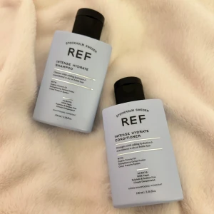 REF Intense Hydrate Shampoo och Conditioner - Säljer REF Intense Hydrate Shampoo och Conditioner. Båda produkterna är designade för att återfukta och vårda torrt hår. Flaskorna är ljusblå med svart lock och innehåller 285 ml vardera. Perfekt för att ge håret extra fukt och glans. Båda är oanvända. Säljer båda för 400 eller en för 200