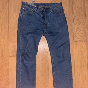 Blå jeans från Levi's - Klassiska blå jeans från Levi's med rak passform i modell 551 Z. De har en traditionell femficksdesign. Perfekta för en avslappnad stil men är lite skinny/straight så för dig som gillar grisch/stockholmsstil är dem perfekta priset är ej hugget i sten 
