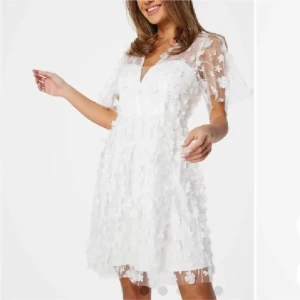 Studentklänning - Superfin studentklänning från bubbelroom endast använd en gång. Pris går att diskutera vid snabb affär🥰