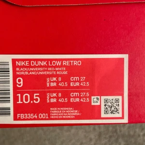 Nike Dunk Low Retro - Säljer ett par Nike Dunk Low Retro i svart, rött och vitt. Storlek 42,5. Skorna är i använt skick men har fortfarande mycket kvar att ge. Nypris 1250 kr Hör av er vid funderingar!