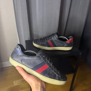 Gucci ace  - Gucci ace - supreme | skick - 7/10 | storlek - 42 | skriv vid frågor eller funderingar :)