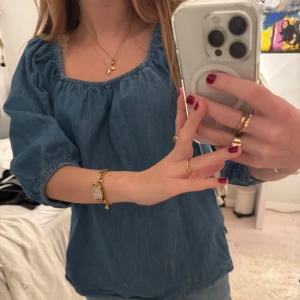 Blå jeansblus -  Snygg blå jeansblus med trekvartsärm. PERFEKT inför sommaren och går att använda till olika sammanhang! Så snygg men tyvärr kommer den ej till användning längre därav säljs den🥰🥰