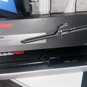 Svart locktång från BaByliss PRO - Säljer en svart locktång från BaByliss PRO med extra lång cylinder för enkel styling. Perfekt för att skapa snygga lockar med jämn värmefördelning. Kommer i originalförpackning.  Nypris 939:- (Köpt på Elgiganten)                    