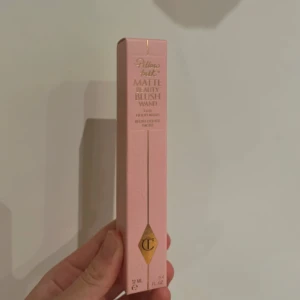 Charlotte Tilbury Beauty Blush Wand - Charlotte Tilbury's Beauty Blush Wand i nyansen Pillow Talk Pink Pop den är helt ny  från Charlotte tilburry köpte den för 40 pund i london ca 600 sek fick då en i julklapp då jag säljer den❤️ ( den är full-size i 12 ml)❣️