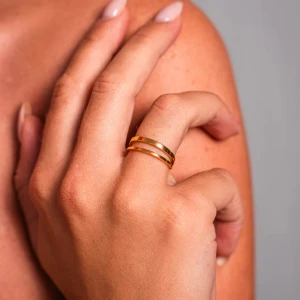 Guldfärgad ring - Guldfärgad ring från cille juveler. Justerbar Storlek. Marknadsförs med livslång färggaranti. Säljer då jag ville prova men inte fastnade för guld. 