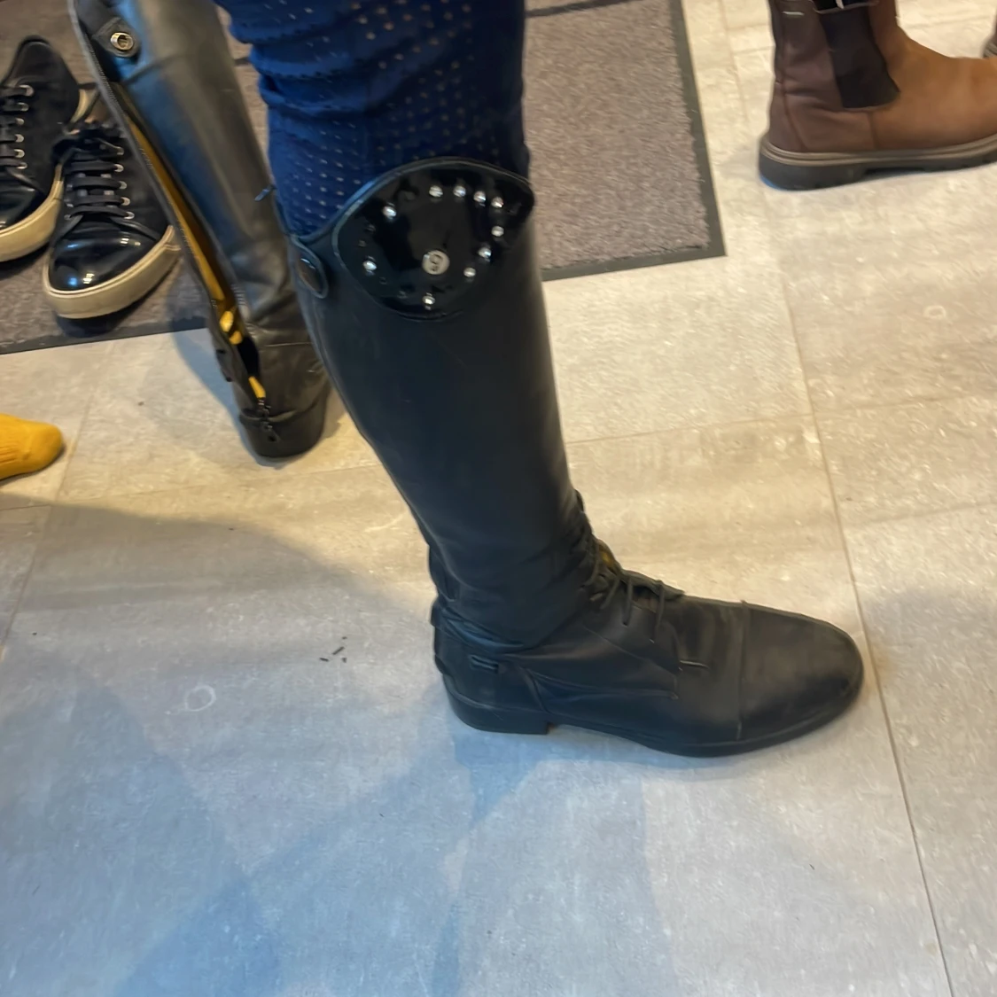 Svarta ridstövlar med diamanter på