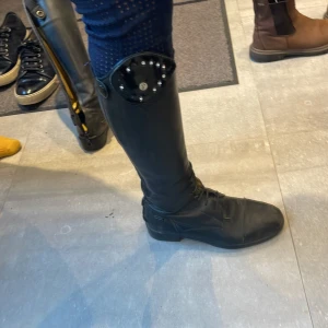 Svarta ridstövlar med diamanter på  - Svarta ridstövlar i storlek 37 N. 