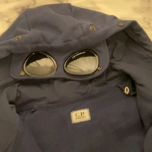 CP Company zip up hoodie - Helt ny bara testad, säljer då den satt mindre än vad jag gillar. Riktigt skön och unik design, fin färg som går med det mesta. Ett riktigt kap. Våga kom med bud, går ned vid snabb affär.