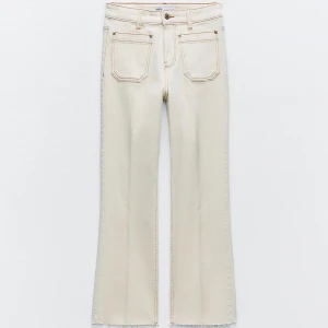 Beige jeansbyxor från Zara - Snygga beige jeansbyxor från Zara med hög midja och bootcut-stil. Byxorna har framfickor och en knappstängning. Perfekta för en stilren look🫶🏽🫶🏽🫶🏽🤍