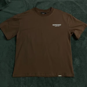 Brun t-shirt från Represent - Snygg brun t-shirt från Represent med tryck på både fram- och baksidan. Perfekt för en avslappnad stil. Gjord i mjukt bomullsmaterial.