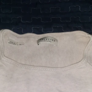 Vit tröja från Selected Homme - Säljer en stilren vit tröja från Selected Homme. Tröjan har långa ärmar och en enkel design som passar perfekt till vardagsbruk. Materialet känns mjukt och bekvämt mot huden.