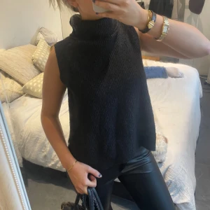 Svart ärmlös polotopp - Snygg svart ärmlös polotopp 🤎👌🏽väldigt eftertraktad!!!