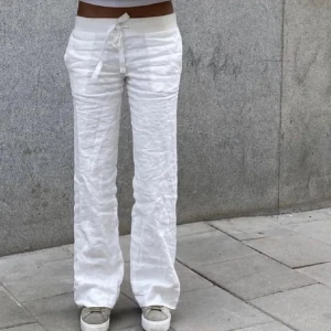 Vita Alobha Label linnebyxor - Vita linnebyxor knytband i midjan från Alobha Label💞 De första 3 bilderna är lånade🫶🏼