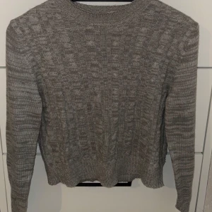 Grå stickad tröja från Divided - Säljer en stilren grå stickad tröja från Divided/H&M i storlek XS. Tröjan har igna defekter och har endast blivit använd några få gånger.