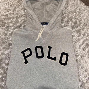 Grå hoodie från Polo Ralph Lauren - Säljer en stilren grå hoodie från Polo Ralph. Nypris 2500 kr, mitt pris 799 kr, storlek s. Bara höra av sig för fler bilder eller frågor 