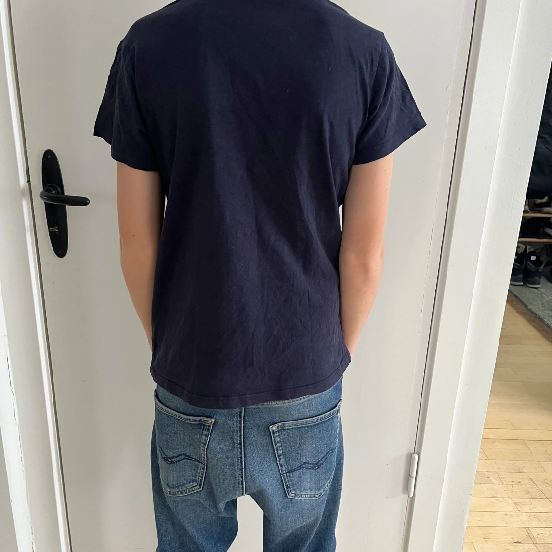 Mörkblå t-shirt med bananbroderi - 90