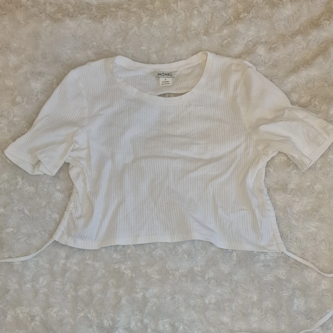 Vit ribbad topp från Monki